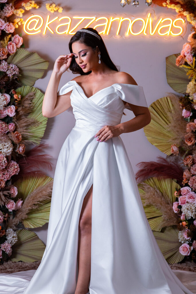 Vestido de Noiva Princesa em Alfaiataria com Decote Coração, Ombro a Ombro e Saia com Fenda