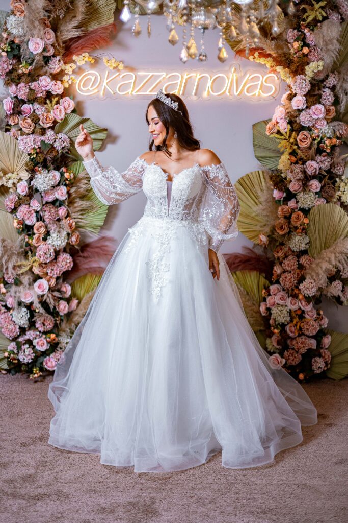 Vestido de Noiva Princesa Ombro a Ombro com Tule no Colo, Manga Bufante e Saia em Brilho