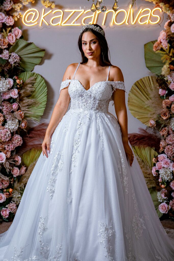 Vestido de Noiva Princesa Ombro a Ombro com Corpo Transparente e Aplicação de Renda, Decote Coração e Saia com Detalhes em Renda.