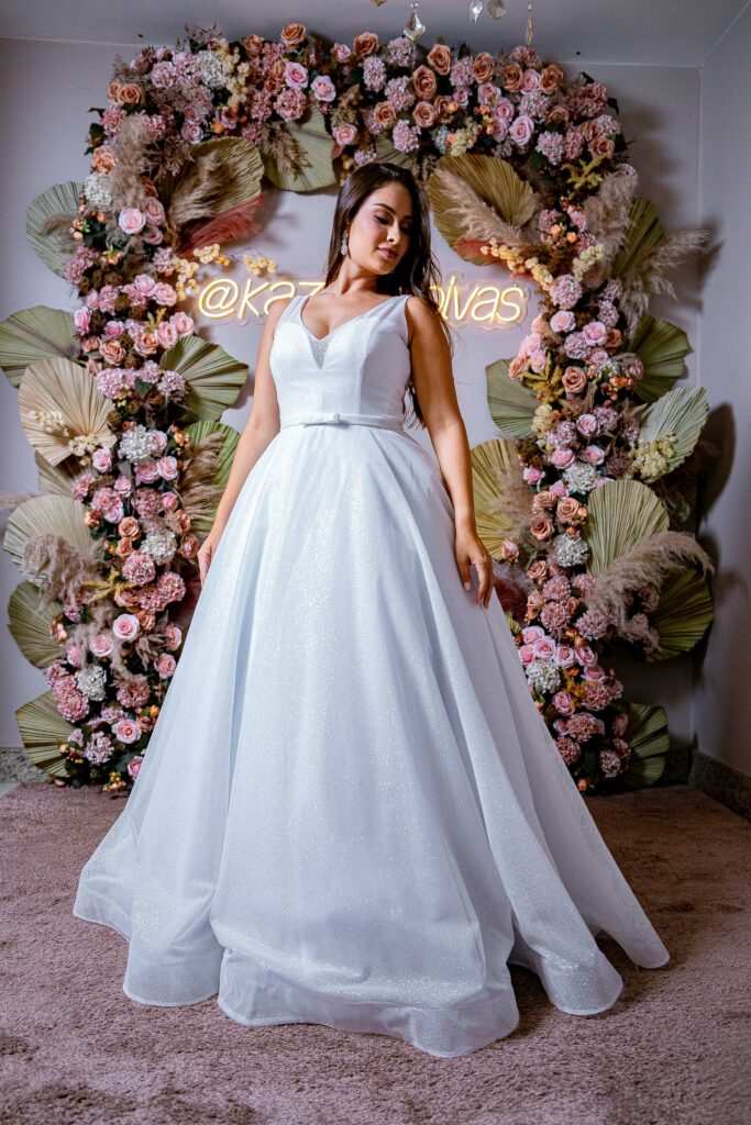 Vestido de Noiva Princesa em Hi-Gloss com Detalhes Transparentes nas Alças, Cinto na Cintura e Saia Linha A