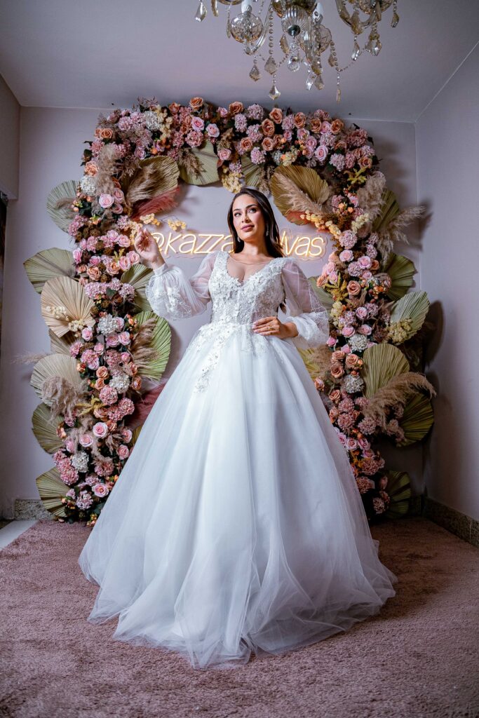 Vestido de Noiva com Manga Bufante e Aplicação de Rendas, Corpete Floral e Decote Profundo, Saia Linha A em Tule