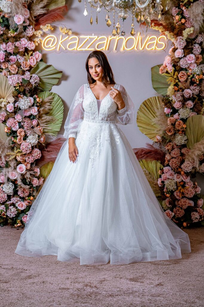 Vestido de Noiva Princesa com Manga Bufante em Duas Camadas de Renda, Decote entre Busto e Saia Linha A com Aplicações em Renda