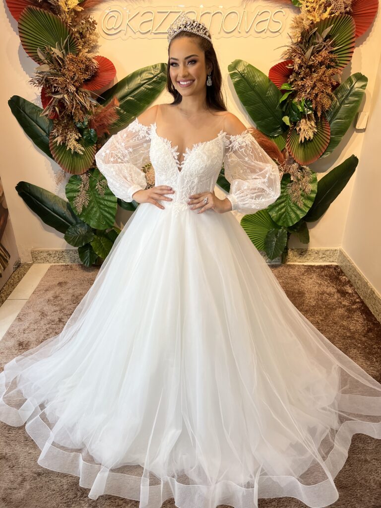 Vestido de Noiva Princesa Ombro a Ombro com Tule no Colo, Manga Bufante e Saia em Brilho