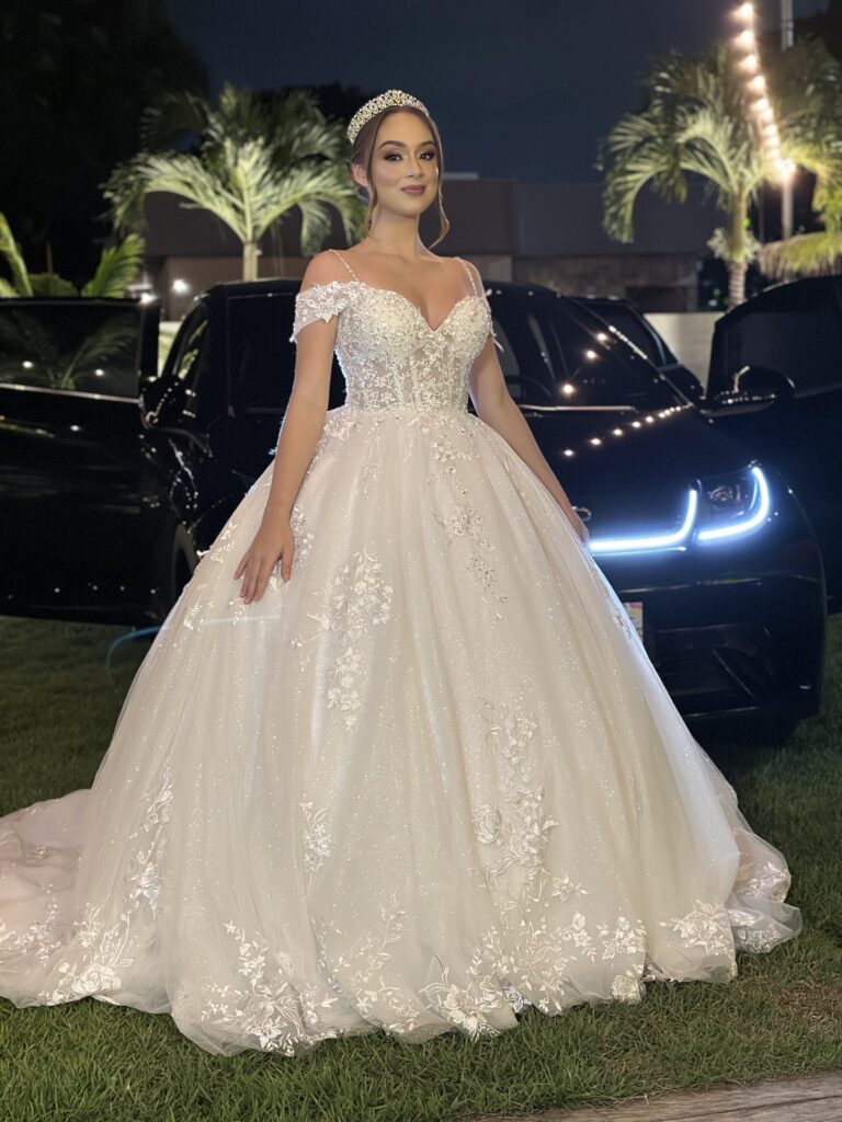 Vestido de Noiva Princesa Ombro a Ombro com Corpo Transparente e Aplicação de Renda, Decote Coração e Saia com Detalhes em Renda.