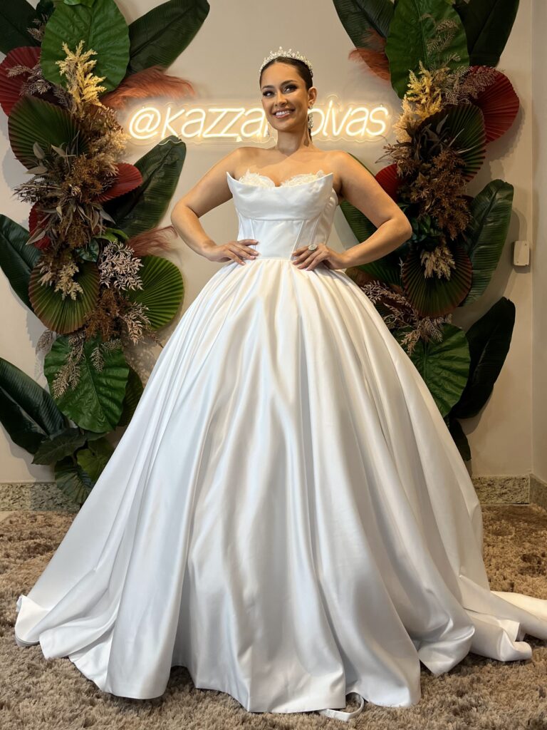 Vestido de Noiva Princesa em Alfaiataria com Decote Tomara que Caia, Decote Coração e Saia Catedral