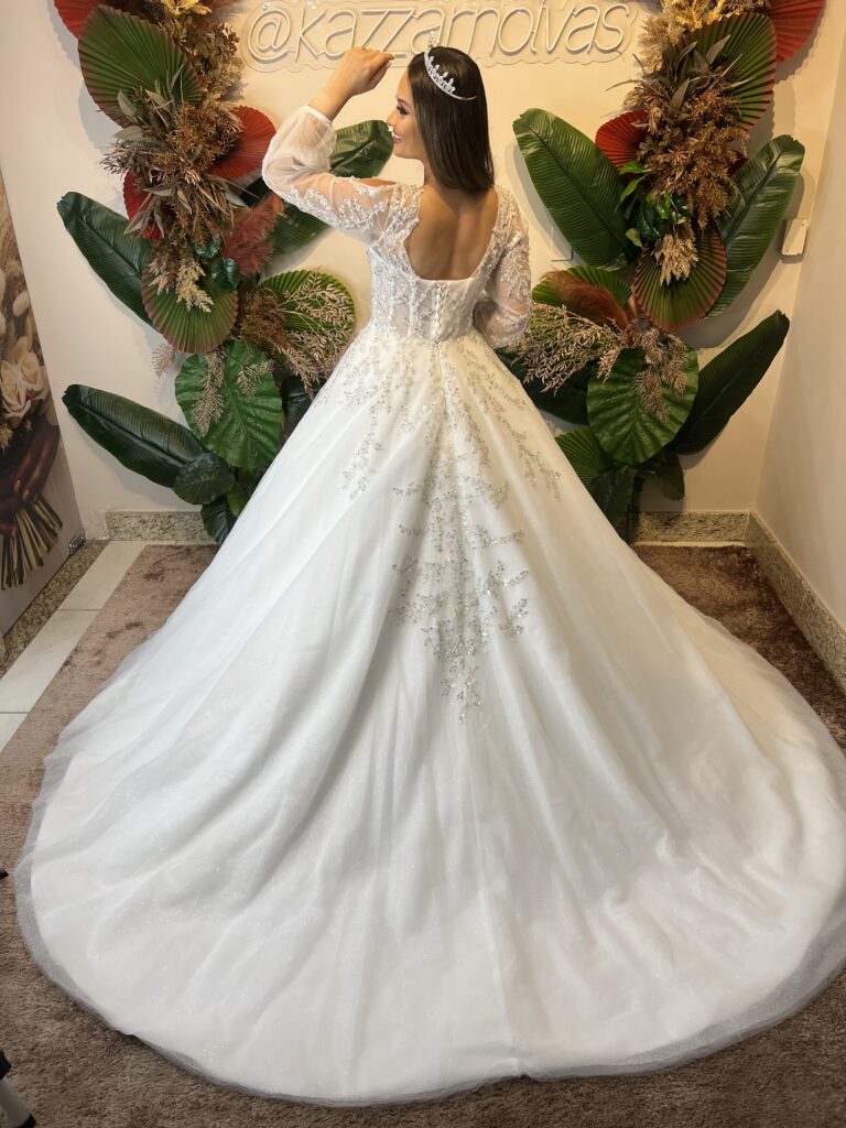Vestido de Noiva Princesa com Manga longa e Corpete Bordado em Renda e Pedraria, Saia Lisa com Bordados em Ramos.