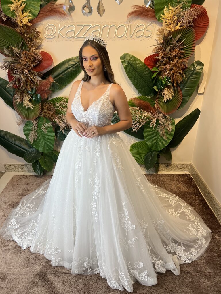 Vestido de Noiva Princesa Modelo Camiseta com Corpo em Renda e Transparência, Saia Princesa com Aplicação em Renda