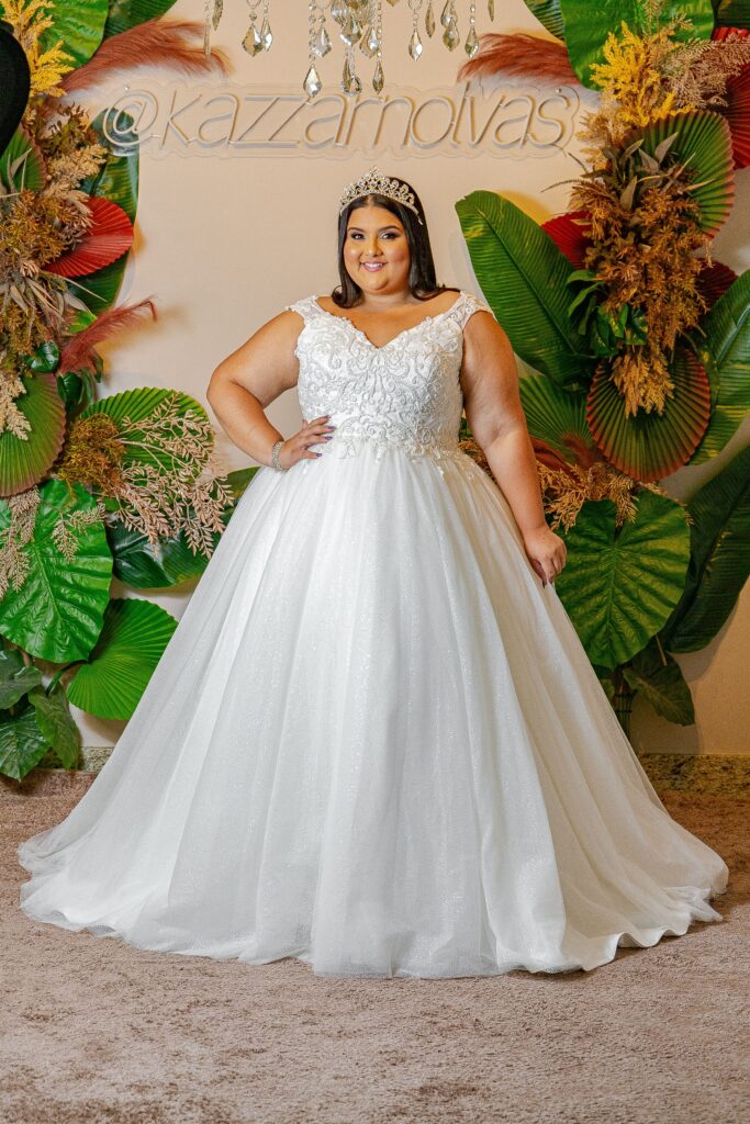 Vestido de Noiva Princesa com Gola Camiseta, Corpete Estruturado em Renda e Perolas, Saia Rodada com Brilho
