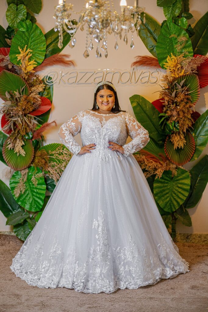 Vestido de Noiva Princesa com Manga Longa em Tule, Corpo Bordado em Rendas e Pedrarias, e Saia com Aplicações de Renda