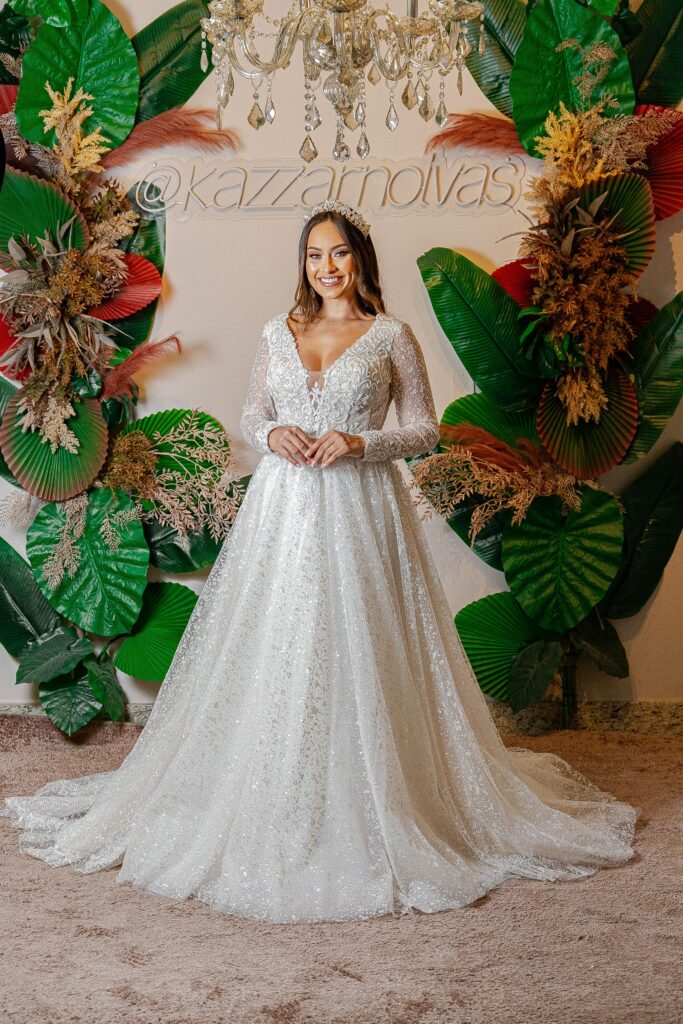 Vestido de Noiva em Higloss com Manga Longa, Decote Entre o Busto e Saia Linha A