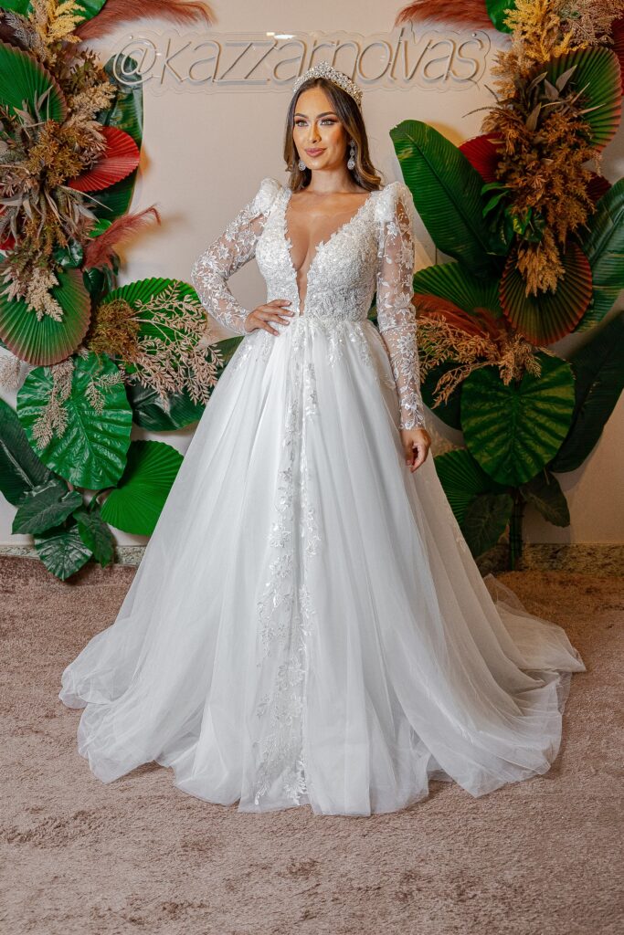 Vestido de Noiva Princesa Manga Longa com Detalhes na Ombreira, Decote em V e Saia em Tule Brilho Hi-gloss