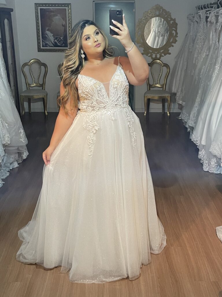 Vestido de Noiva Princesa com Alcinhas, Decote Profundo e Saia Fluida em Tule com Detalhes em Renda
