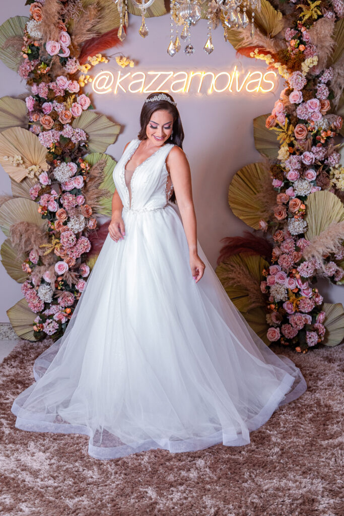 Vestido de Noiva em Tule Hi-Gloss com Decote Camiseta Profundo e Saia Linha A