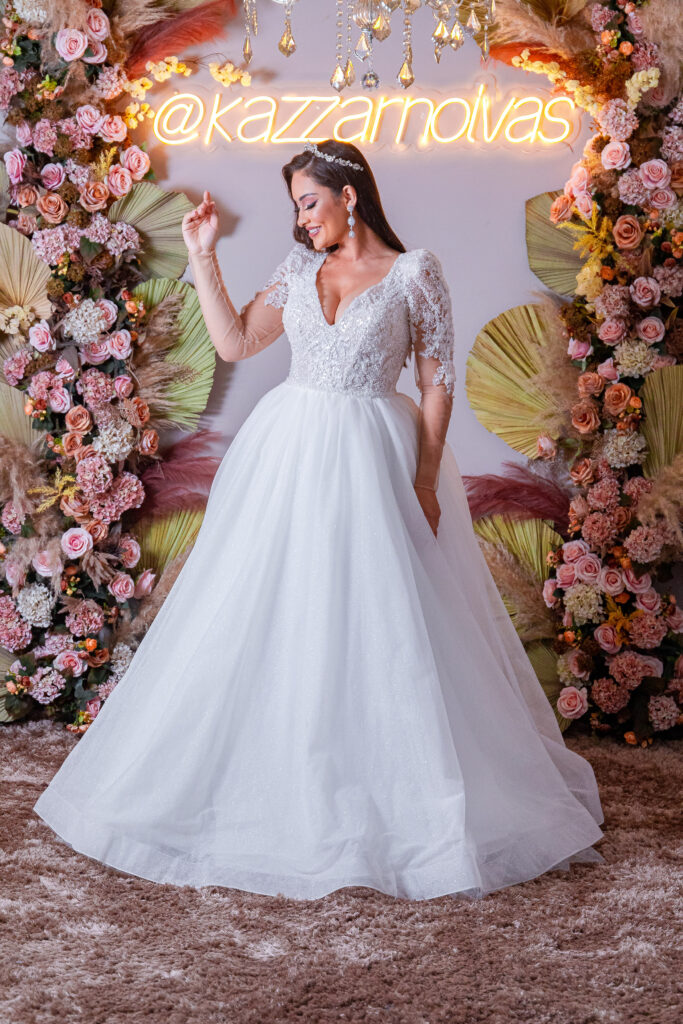 Vestido de Noiva Princesa com Manga Longa, Decote em V e Saia Rodada em Tule Higloss