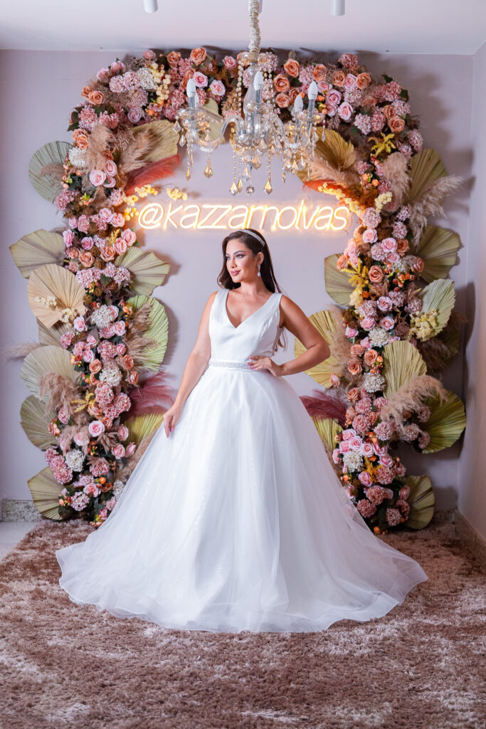 Vestido de Noiva Princesa em Alfaiataria com Decote Camiseta, Cinto Bordado em Cristais e Saia em Tule com Leve Brilho